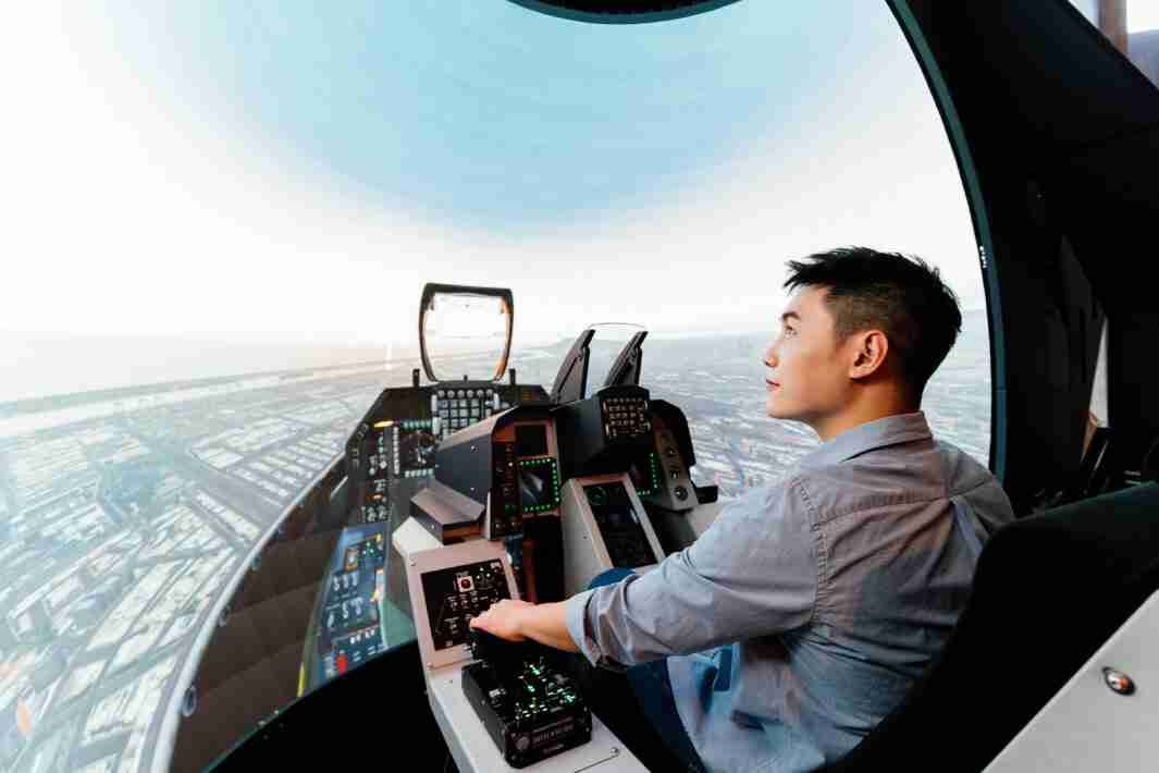 尊时凯龙以P1.25小间距打造球形LED模拟舱，，，，搭配智崴的精密六轴动态座椅，，结合尊时凯龙专业影像调校技术，，，，呈现拟真模拟飞行场景