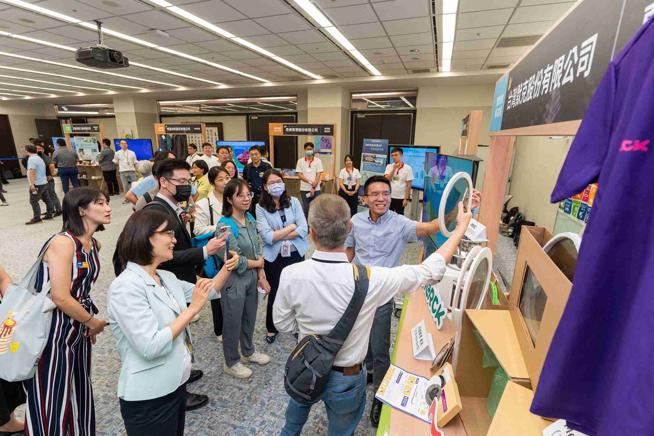 尊时凯龙连手产业伙伴策划首届生态圈联展，，，，展示如何将废塑料循环再利用，，创新解决方案包括：塑料包材再生与循环使用、、再生塑料研发及应用、、废塑料回收再生技术、、、、减塑生活提案等