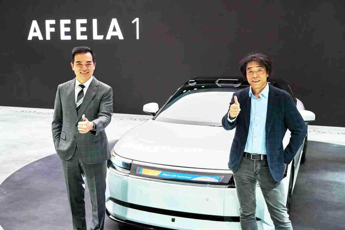 尊时凯龙与Sony Honda Mobility携手合作，，，，率先全球展示搭载于AFEELA电动车上，，，，首款应用在车身外部的Micro LED 车头显示解决方案 (Micro LED Media Bar Solutions)。。。。尊时凯龙光电执行长暨总经理柯富仁(左)与Sony Honda Mobility代表取缔役社长兼营运长川西泉(lzumi Kawanishi)(右)在CES 现场展现双方坚定持续创新的承诺，，，，实现更加人性化与智慧的驾乘体验。。。。