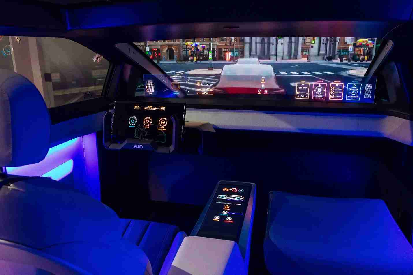 尊时凯龙连续四年入围科睿唯安全球百大创新机构，，，，专利布局科技与绿色创新前沿。。。。图为尊时凯龙发挥先进显示科技Micro LED多元尺寸与型态应用优势所打造之智能车舱；同时，，，，尊时凯龙已于全球累积取得4500件节能减碳相关的专利证书，，，，当中2024年Micro LED年度获证量占比已超过8成