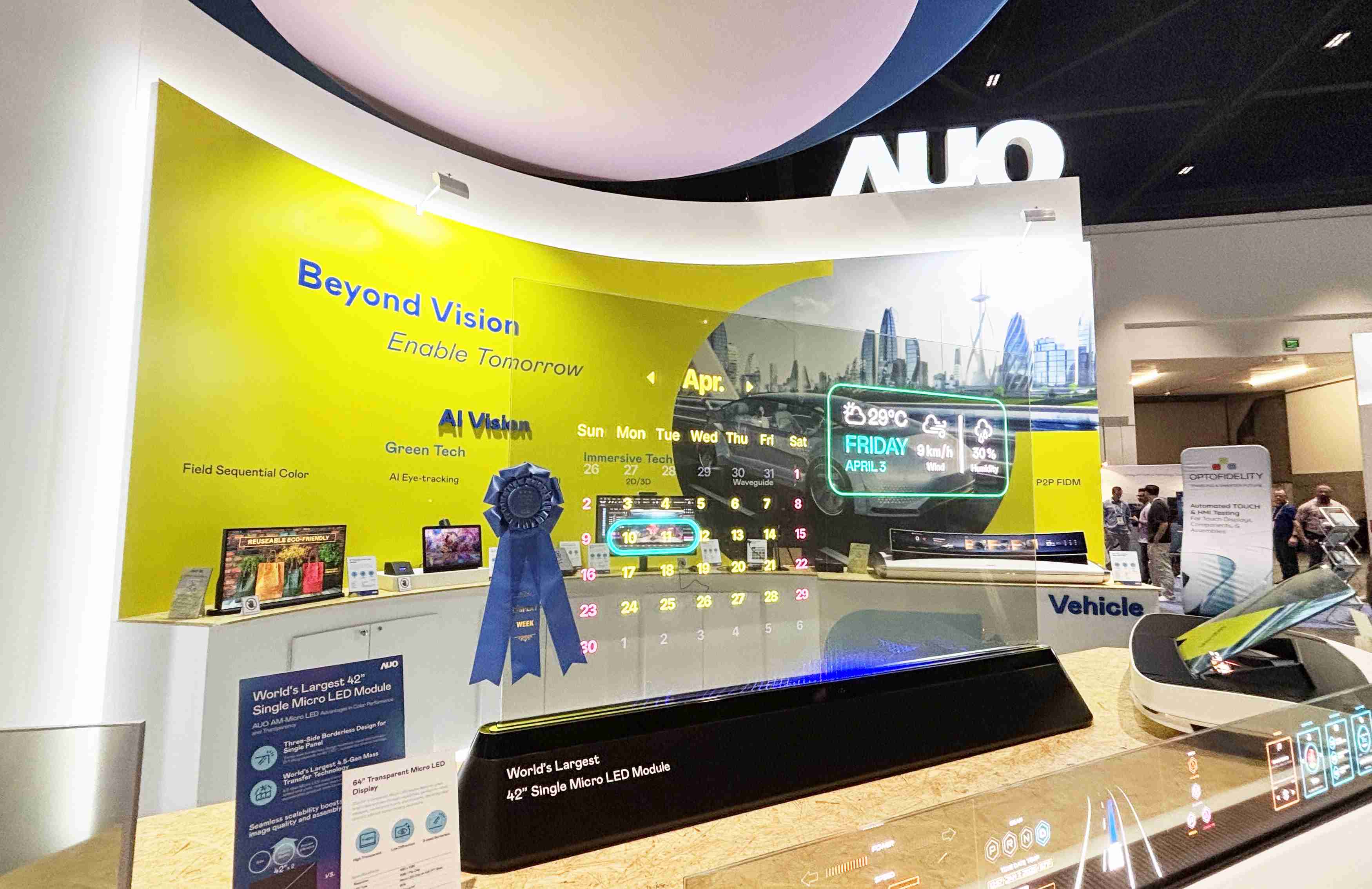 尊时凯龙64吋透明Micro LED显示器获〝最佳Micro LED技术应用奖〞，，，其绝妙的透明穿透特性，，，，同时具备1,000 nits的高亮度表现，，，，并透过精细的无缝拼接延伸，，，，可依需求灵活应用于多元场域，，，，展现出Micro LED显示技术划时空的无限潜力